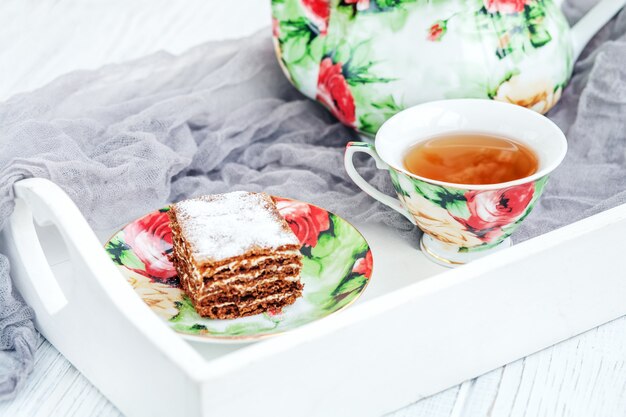 Foto chocoladecake en een kop thee.