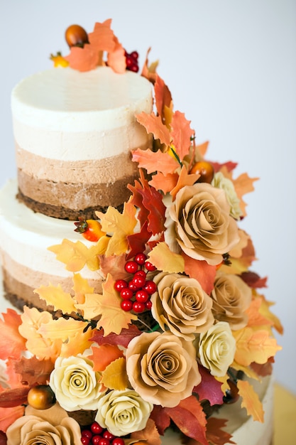 Foto chocoladecake ingericht in een herfstthema