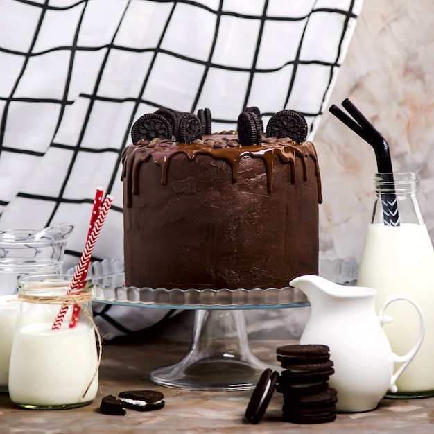 Chocoladecake met koekjes op een glas bevindt zich onder de schepen