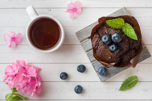 Chocoladecake met munt en bosbessen.