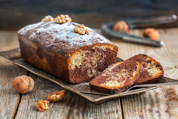 Chocoladecake met walnoten en sinaasappelschil