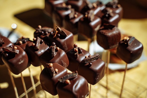 Chocoladecake op een stokje op een feestje.