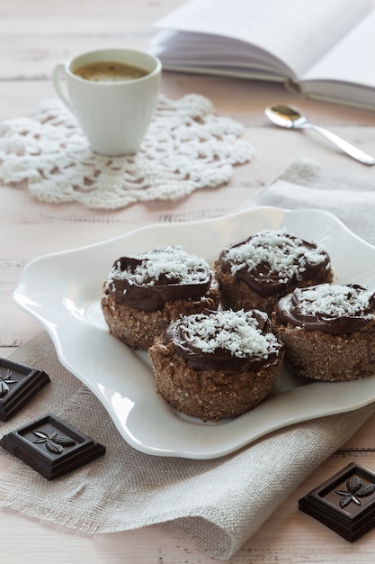 Foto chocoladecakes op een witte plaat