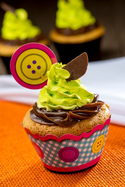 Chocoladecupcakes met een juni-feestthema.