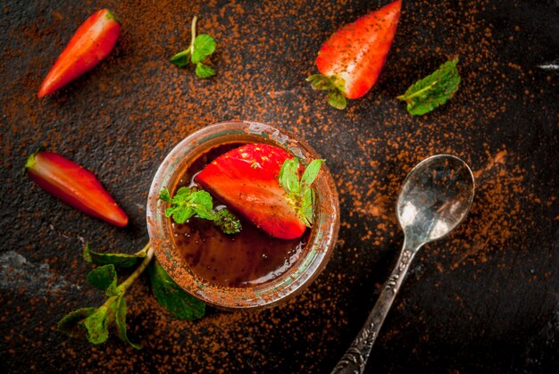 Chocoladedessert met aardbeien en munt