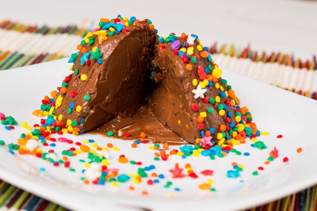 Foto chocoladedessert met kleurrijke snoepjes