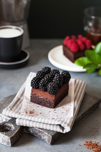 Chocoladedessert versierd met verse bramen met een kopje koffie