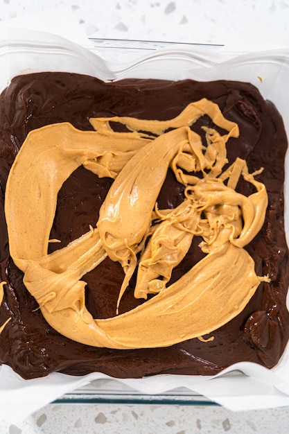 Foto chocoladefudge met pindakaasswirl