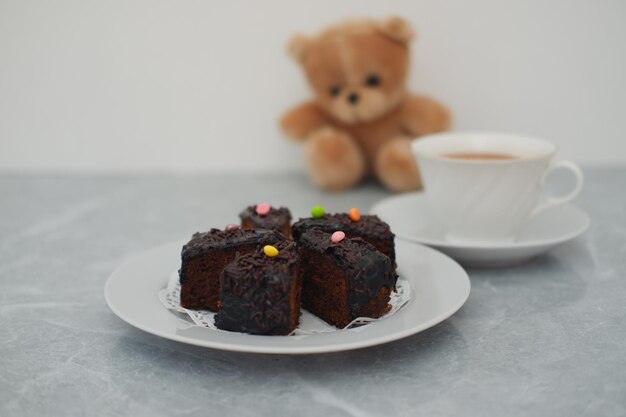 Chocoladekoek en thee met teddybeer
