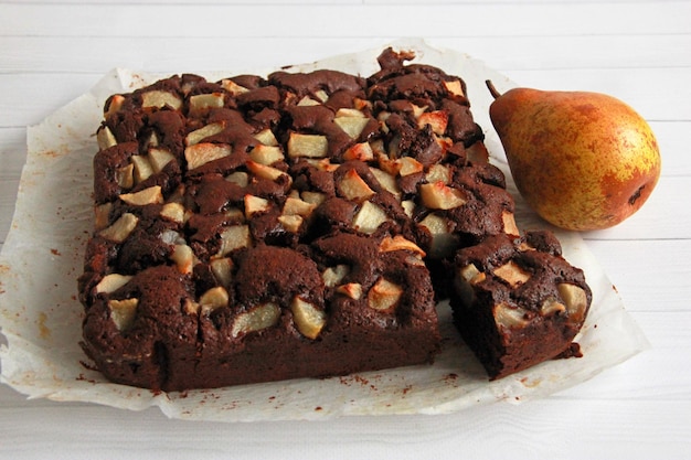 Foto chocoladekoek met peren stukjes heerlijke zelfgemaakte chocolade taart op tafel