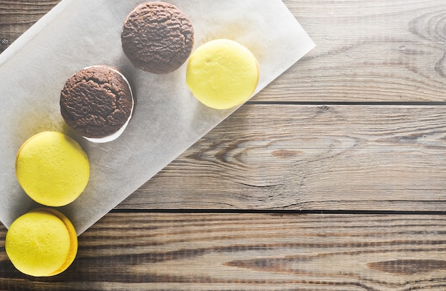 Chocoladekoekjes en bitterkoekjes op een rustieke houten tafel.