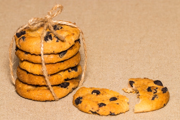 Chocoladekoekjes en kruimels op achtergrondjute.