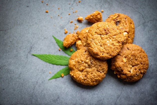 Chocoladekoekjes met cannabisblad - marihuanabladerenplant, cannabisvoedsel, natuurkruidconcept