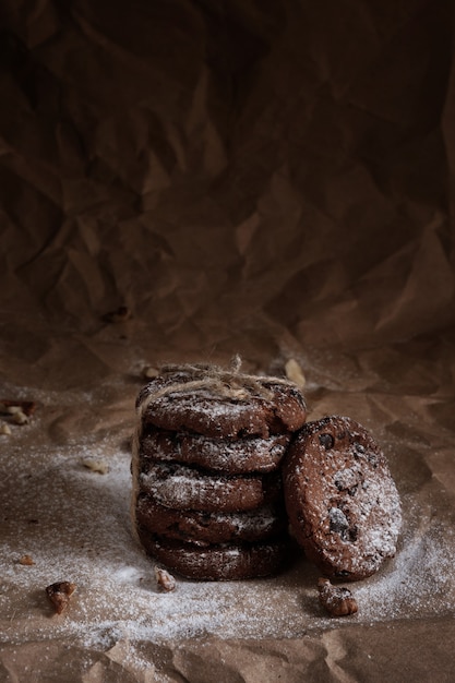 chocoladekoekjes met chocoladeschilfers. zoete gebakjes