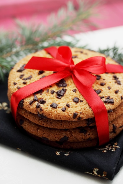 Chocoladekoekjes met een rode strik