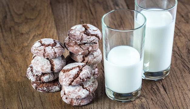 Chocoladekoekjes met glazen melk