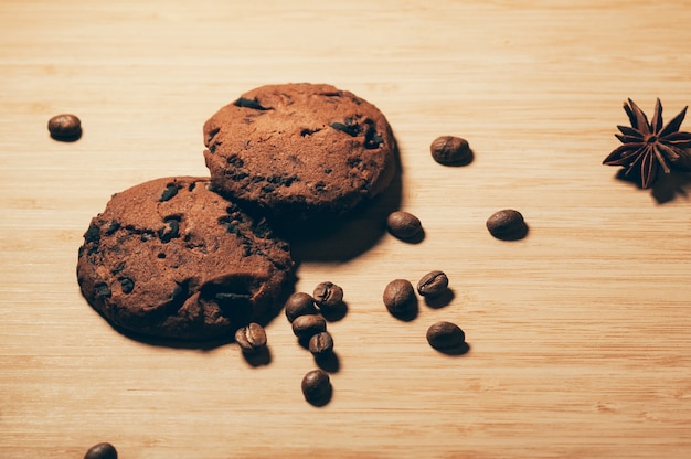 Chocoladekoekjes met koffiebonen en anijsplant