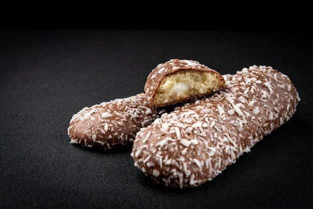 Chocoladekoekjes met kokos op zwart.