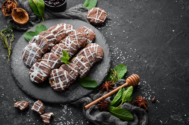 Chocoladekoekjes met pinda's Bakken Bovenaanzicht gratis kopieerruimte