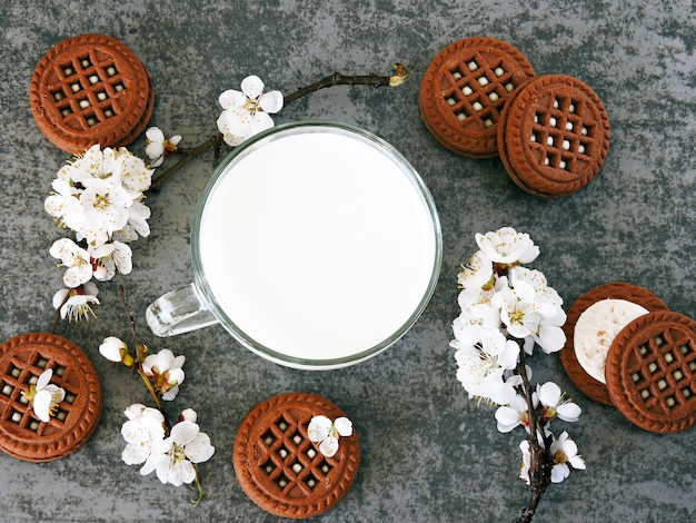 Chocoladekoekjes met witte room en sakurabloemen