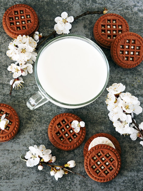 Chocoladekoekjes met witte room en sakurabloemen