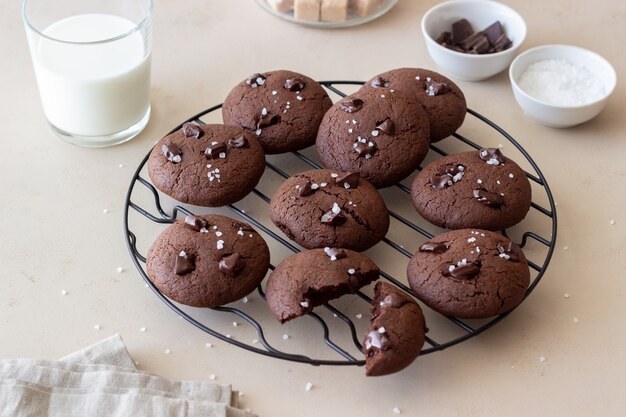 Chocoladekoekjes met zout en stukjes chocolade. Zelfgemaakt gebak. Recept. Vegetarisch eten.