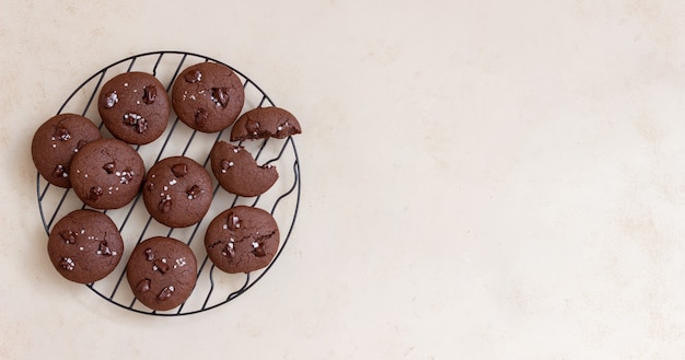 Chocoladekoekjes met zout en stukjes chocolade. Zelfgemaakt gebak. Recept. Vegetarisch eten.