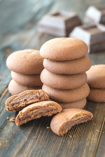 Chocoladekoekjes op de houten lijst