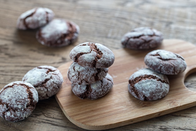 Chocoladekoekjes op de houten raad