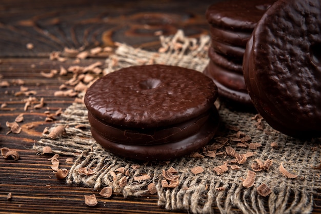 Chocoladekoekjes op donkere houten.