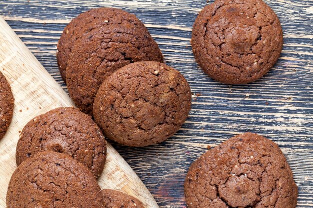chocoladekoekjes op een houten plank
