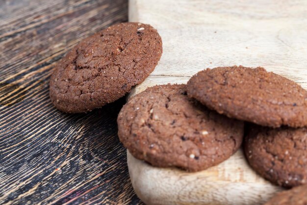 chocoladekoekjes op een houten plank