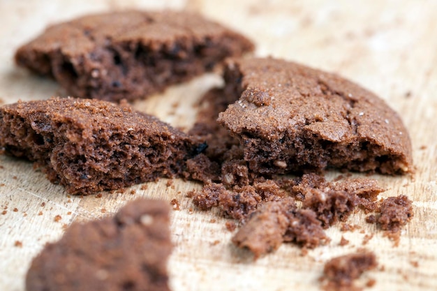 Chocoladekoekjes op een houten tafel ronde koekjes gemaakt van bloem en een grote hoeveelheid cacao