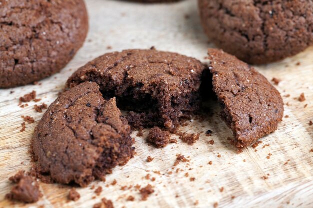 Chocoladekoekjes op een houten tafel