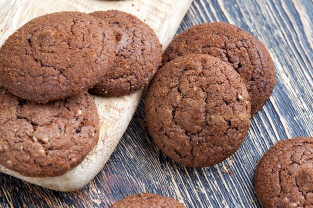 chocoladekoekjes op een houten tafel