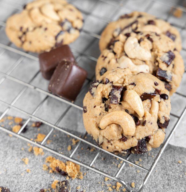 Chocoladekoekjes op grijze tafel