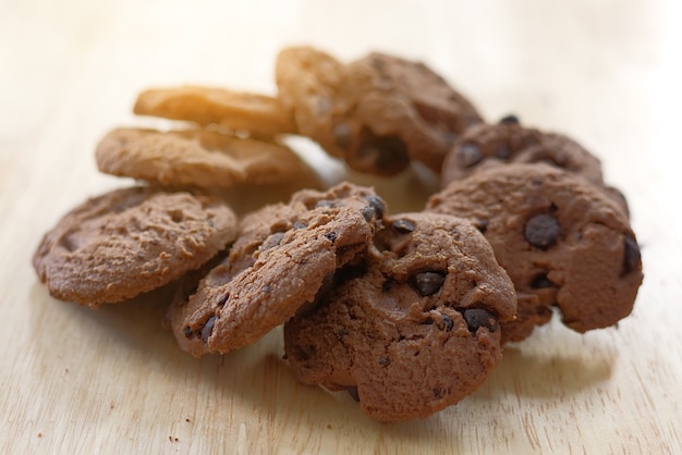 Chocoladekoekjes op houten lijst. Chocolade koekjes.