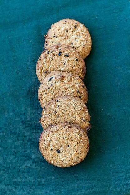 Chocoladekoekjes op houten tafel.