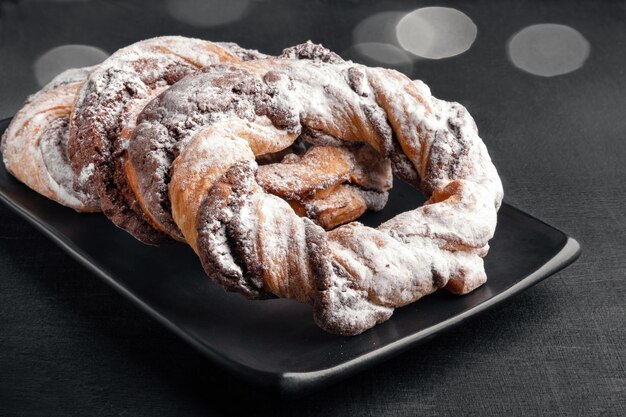 Chocoladekoekjesringen bestrooid met poedersuiker