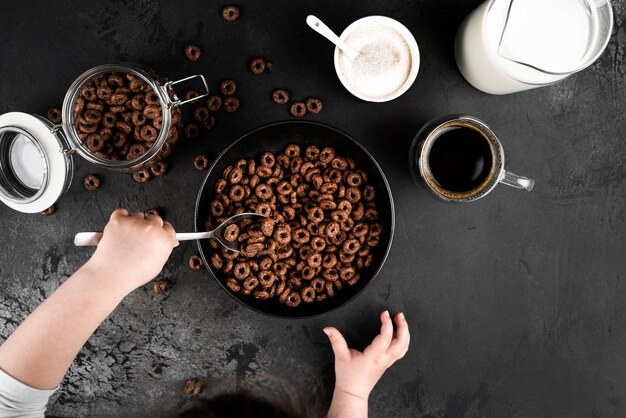 Chocolademaïsringen met melk geïsoleerd op donkere achtergrond Droog ontbijt