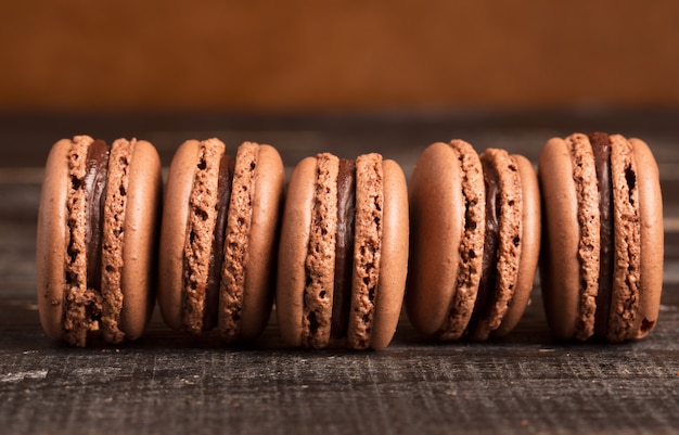 Chocolademakarons op houten lijst