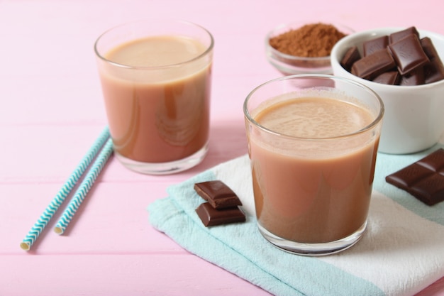 Chocolademelk in een glas op tafel