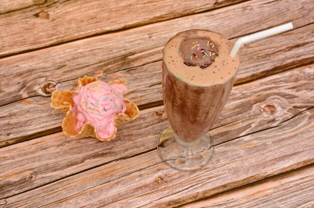 Chocolademilkshake in een glazen beker op een houten tafel