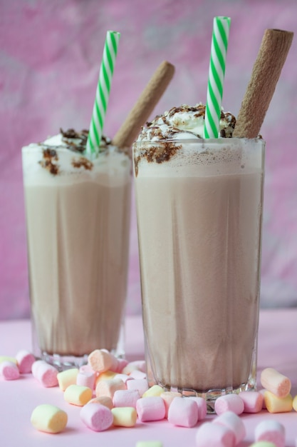 Chocolademilkshake met ijs en slagroom