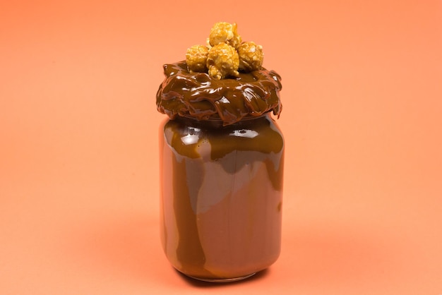 Chocolademilkshake met slagroom, koekjes, wafels, geserveerd in glazen mason jar. "Freak of gekke" zoete shake. Ruimte voor tekst of ontwerp.