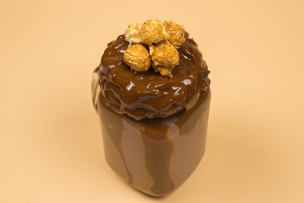 Chocolademilkshake met slagroomkoekjeswafels geserveerd in glazen mason jar Freak of crazy sweet shake