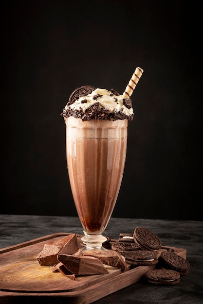 Chocolademilkshake met stukjes chocolate chip cookies