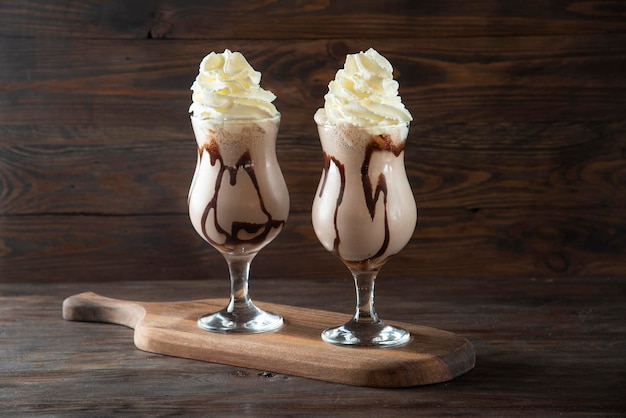 Chocolademilkshake op houten snijplank