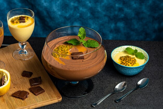 Chocolademousse in een glazen kom op een donkere tafel