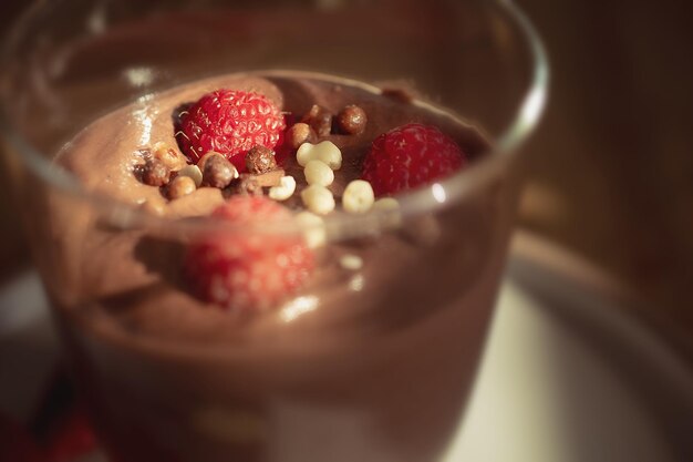 Chocolademousse met frambozen en aardbeien in een glaszoet dessert